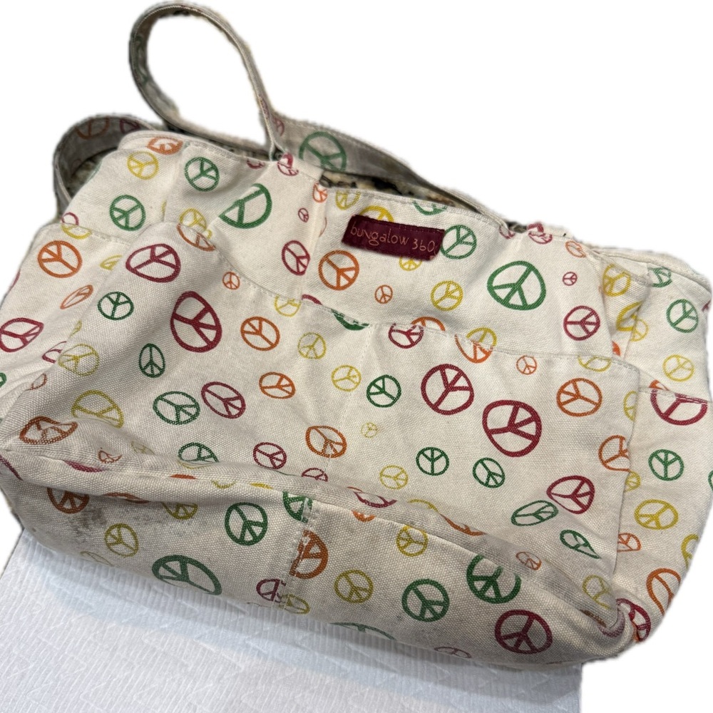 Bungalow 360 Peace Sign purse with matching hat- Red, Green, Yellow